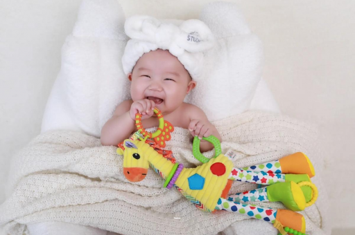 伊犁哈萨克三个月宝宝正确抱姿