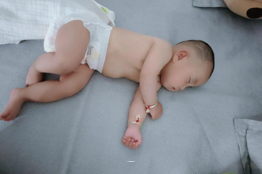 伊犁哈萨克3个月宝宝怎么抱